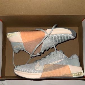 Nike metcon Women's Training Shoes - Gray and Peach